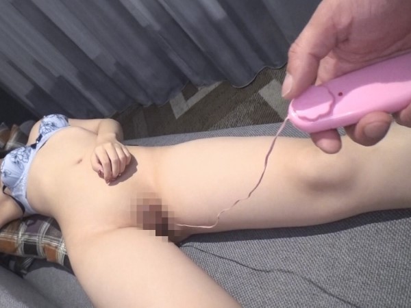 ＜素人初撮り＞いやらしい乳首をしたセクシーガールをベロチューで感じさせちゃう…パイパンまんこをローターで責めたら大洪水！