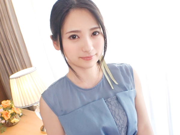 【初撮り素人娘】即濡れマンコが愛液ダダ漏れ！手マンで激しくかき回され、アヘアヘ喘ぎまくる敏感ボディ！初々しい反応がエロすぎる♥︎