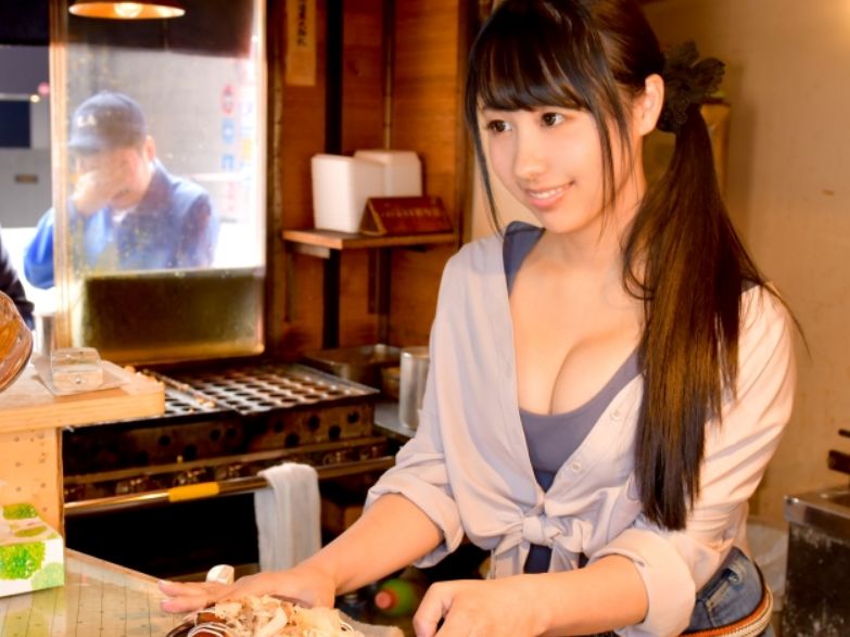 【たこ焼き屋のエロ娘】『お客さん、ダメですよ…』看板娘が閉店後に大胆変身！恥じらいながらもチンポに夢中になり、イキまくる姿が超エロい！！