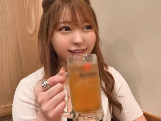 【幼馴染の危険な再会】『ダメ…でも気持ちいい…』久々に会った同級生と酔った勢いでエッチな雰囲気に！パイパン美マンを激しく責められ、最後は生で…♡
