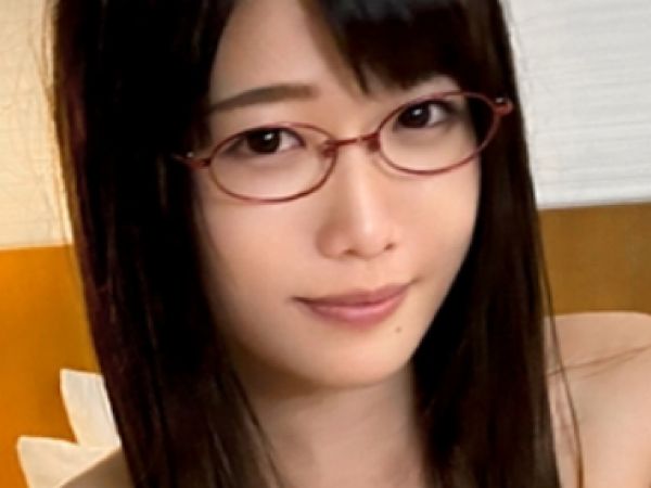 【爆乳素人】眼鏡が似合う美少女がこんなに神乳！Jって…凄まじいでしょ！この子とエッチする為に生まれて来たとチンポ宣言！