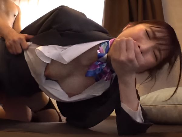 【素人CAの秘密の欲望】「声ガマンできない…」スレンダー美乳のCAさんが、奥までザーメン求めて中出し懇願♡ 制服の下の敏感ボディが乱れまくる！