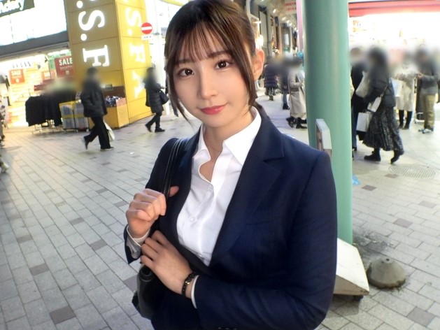 【新卒OLの秘密のハメ撮り】『上司には内緒だよ…』仕事のストレスを忘れるために、美少女OLが禁断のプライベートセックス！ 嫌な上司や取引先なんて忘れて、気持ちよくなっちゃう♡ 制服を脱いだ彼女の素顔は、エッチで可愛い…！