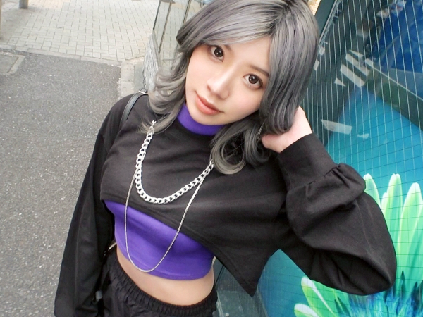 【へそ出し素人娘をゲット！】『えっ、本当に？』街で見つけたスタイル抜群の素人娘をナンパしてホテルへGO！AV撮影と偽ってエッチな撮影会、そのままチ○ポ挿入でガチイキさせちゃう♥