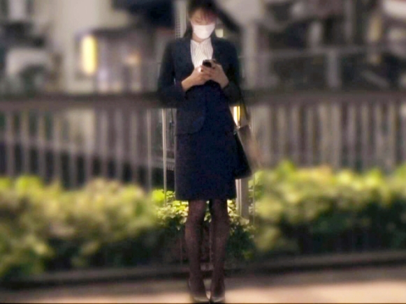 【美脚OLの誘惑】美人すぎるお姉さんにフル勃起！パンツ越しにもわかるエロいマンコを刺激すると、溢れ出る愛液に興奮MAX！美脚を絡めてのセックスに悶絶必至！