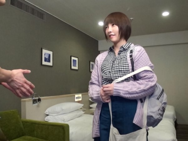 【街角ナンパ】華奢で可愛い介護士お姉さん、パイパンまんこを街中で責められ発情！ちんぽをジュポジュポフェラして、エロモード全開で挿入連発！♥