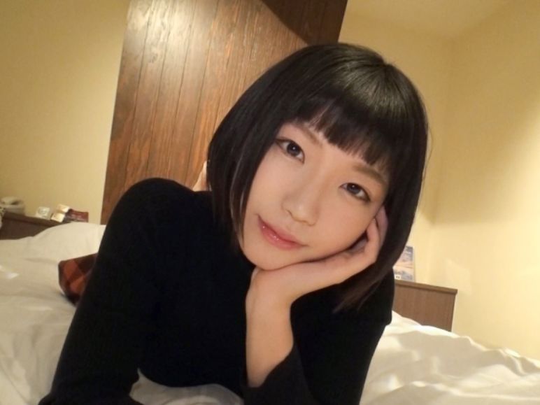 【パッツン前髪の素人娘がベッドで大胆に！】『気持ちいい…』ショートカットが似合うカワイイ子が、ベッドの上でエロモード全開！濡れ濡れのおまんこをドアップで激写、喘ぎ声が止まらない！ｗ