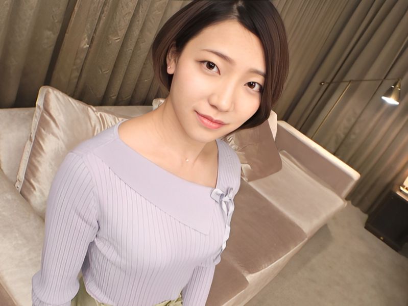 【美貌の裏の淫乱ボディ】『こんな姿見ないで…』大人っぽい美容部員が、ベッドの上では超絶体位で乱れまくる！見た目とのギャップに興奮必至の素人エロ！！