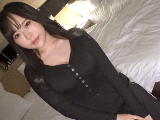 【黒髪清楚系巨乳ちゃんとホテルで濃厚プレイ】エッチなボディをたっぷり堪能！巨乳を揺らしながら、おま○こを激しく突きまくられて感じまくる！清楚な見た目とのギャップがたまらない♡