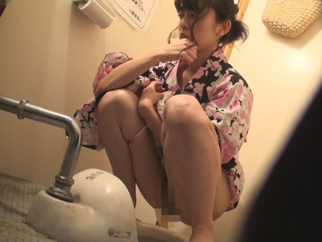 【浴衣美女の秘密のオナニー】『誰にも見られてないよね…？』花火大会の夜、トイレで浴衣をまくり上げてこっそりオナニー！隠し撮りされた浴衣美女の恥ずかしい瞬間を激撮