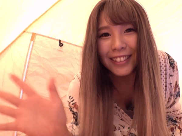 【野外テントで秘密のオナニー】『誰か来ないかな…』美乳お姉さんがテントの中で大胆自慰！周りを気にしながらもエッチな声を漏らし、激しくイキまくる姿がエロすぎる♡野外で燃える欲求不満なカラダ！