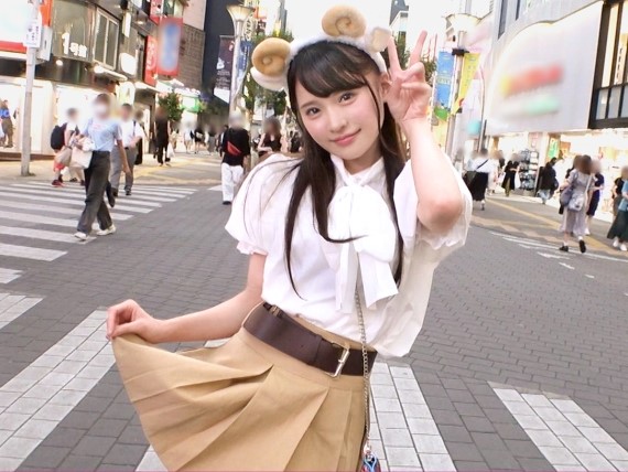 【あざとかわいいガールズバー店員】『お店には内緒だよ…』ナンパされた小悪魔系美少女がエッチな誘惑！チンポを挿入れた瞬間、甘い声で感じまくる♡