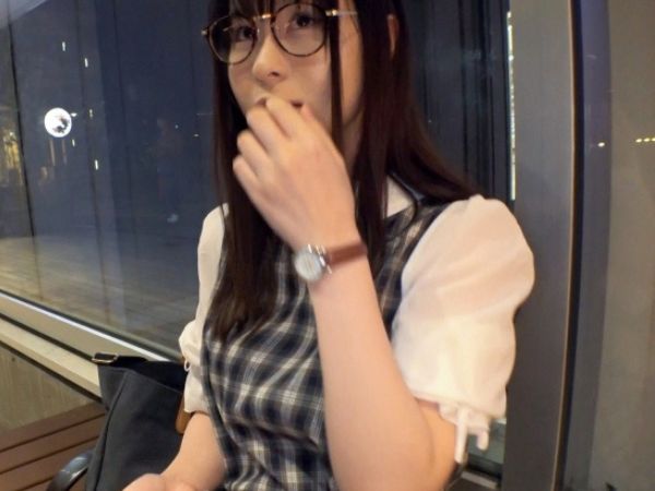 【メガネ女子の隠れた性欲】『ダメ…でも…』幸薄系美女がナンパでホテルに！チンポを見せたら恥じらいながらも手を伸ばし、眼鏡の奥の瞳がトロけるほど感じちゃう！素人なのにエロすぎる反応に興奮必至！♡
