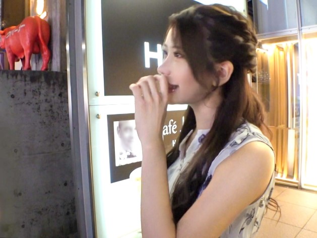 【清楚系ビッチの素顔】『ダメ…気持ち良すぎる…♥』ナンパされた綺麗系女子が乳首ビンビンで敏感反応！手マンで大洪水、チンポに夢中なエロい本性丸出し！