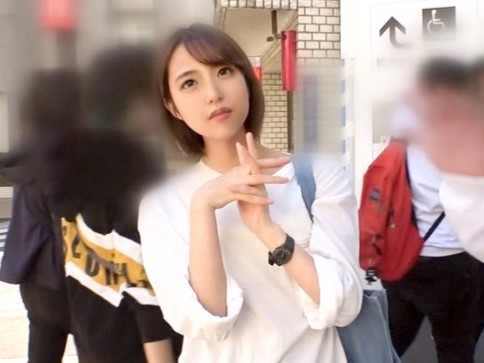 【キュートな美少女の潮吹きショー】ショートカットが似合うウブな子が、おマンコを激しくかき回され大噴射！チンコを舐め回すご奉仕プレイも濃厚で、エロ可愛さ全開♡