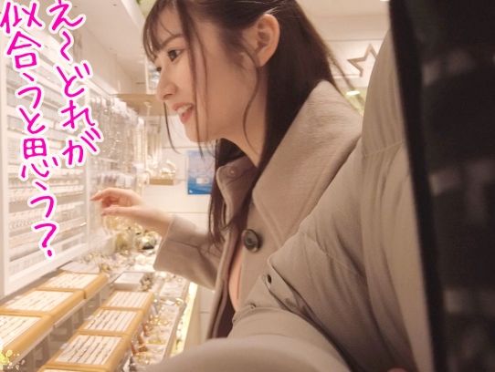 【素人】『タマタマ舐めるといっぱい出るらしいよっ…♡』有名カフェ店の美女が上目遣いフェラで肉棒をしゃぶっちゃう