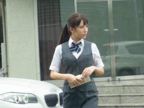 【車内密会】『仕事中なのに…』美人OLと車内で禁断のセックス！パンツスーツから覗く美脚がエロい！おマンコを激しく突き回し、最後はお顔にザーメンぶっかけ！仕事中の緊張感と快感が混ざり合う背徳プレイに興奮MAX！ｗ