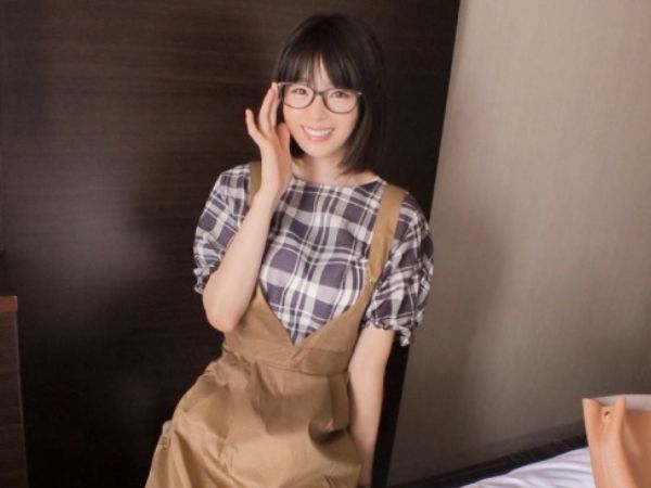 【メガネ女子教師の裏の顔】『先生、こんな姿見せられません…』真面目な眼鏡女子がナンパで即ハメ！子供の前では見せられないエロい姿で乱れまくる！メガネフェチ必見のギャップに興奮間違いなし♡