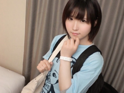 【童顔美少女の服着たままエッチ】『服、脱がさないで…』清楚系女子が正常位で激しくピストン！服を着たままチンコを挿入され、恥ずかしがりながらも感じまくる！服の上からでもわかる敏感ボディがエロすぎる！