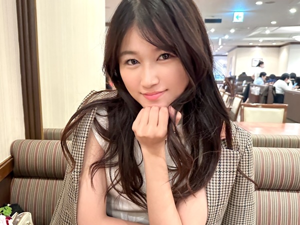 【美容師お姉さんの秘密】『ダメ…感じちゃう…』上目遣いでチンポを咥える可愛いお姉さん♡手マンで大洪水！軽く触れただけで潮溜まりができるほど敏感ボディ♡
