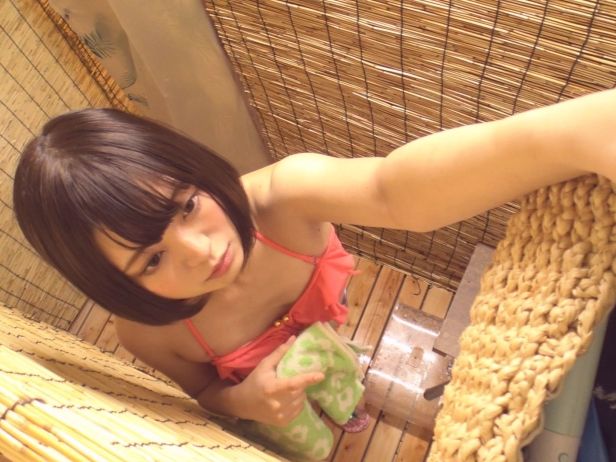 【隠し撮り】海の家で見えちゃった！撮られてるとも知らずにオナオナ！水着で人前に立って興奮しちゃった変態女の痴態どうぞ！